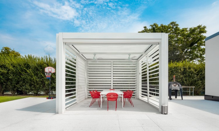 Louvered roof ideas for an attractive outdoor space